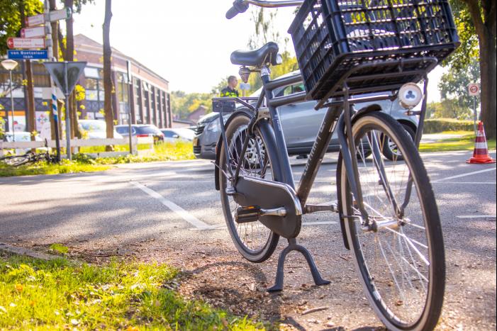 Fietser steekt pardoes over en wordt geraakt door auto