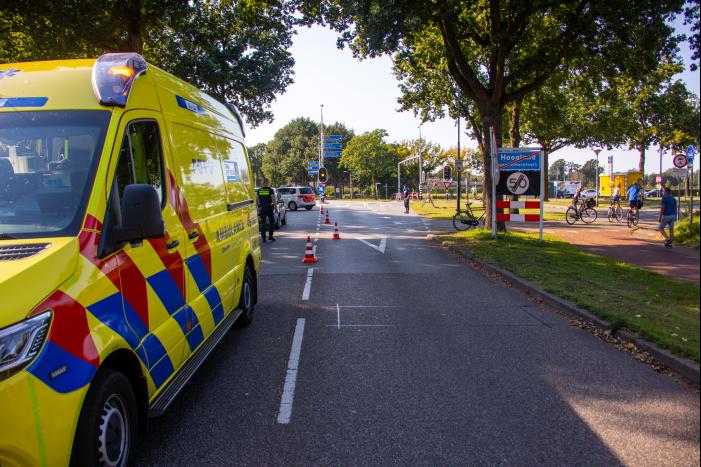 Fietser steekt pardoes over en wordt geraakt door auto