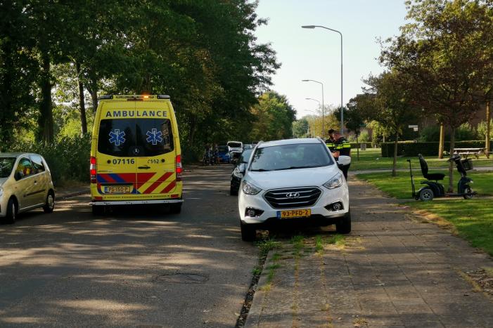 Man valt uit scootmobiel en raakt gewond