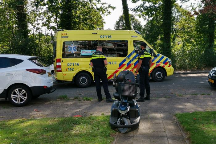 Man valt uit scootmobiel en raakt gewond