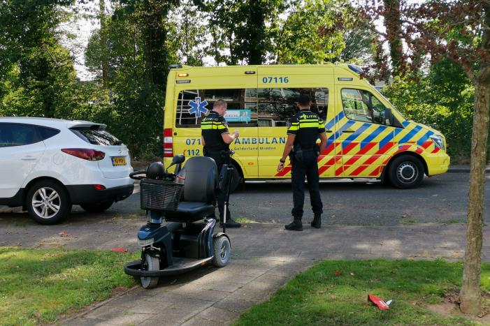 Man valt uit scootmobiel en raakt gewond