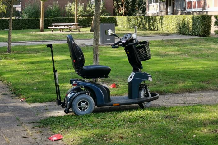 Man valt uit scootmobiel en raakt gewond
