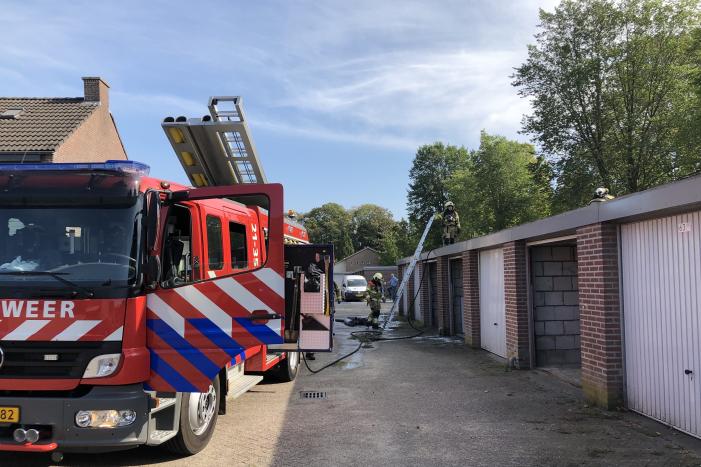 Garagedak vliegt in brand na werkzaamheden