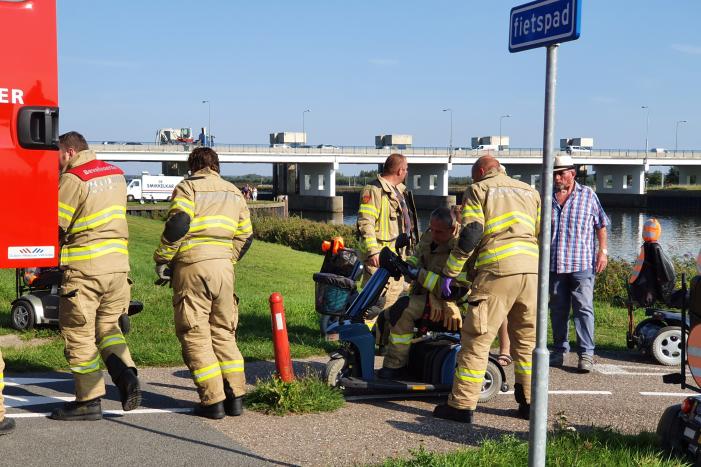 Vrouw rijdt met scootmobiel op verkeerspaal