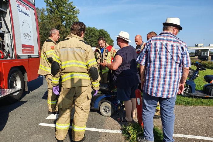 Vrouw rijdt met scootmobiel op verkeerspaal