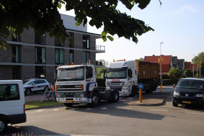 Vrachtwagen valt stil en blokkeert rotonde
