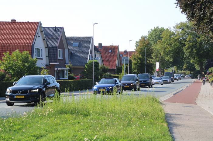 Vrachtwagen valt stil en blokkeert rotonde