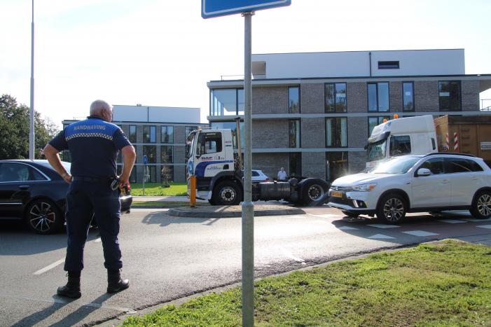 Vrachtwagen valt stil en blokkeert rotonde