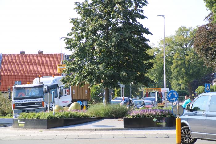 Vrachtwagen valt stil en blokkeert rotonde