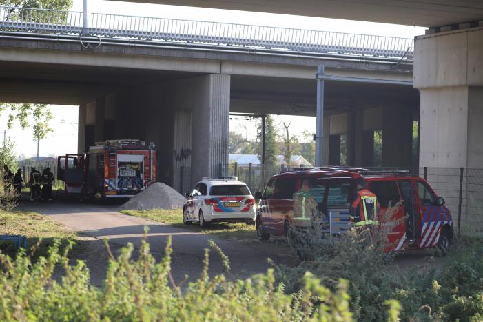 Brandweer doet onderzoek naar bodemverontreiniging onder viaduct