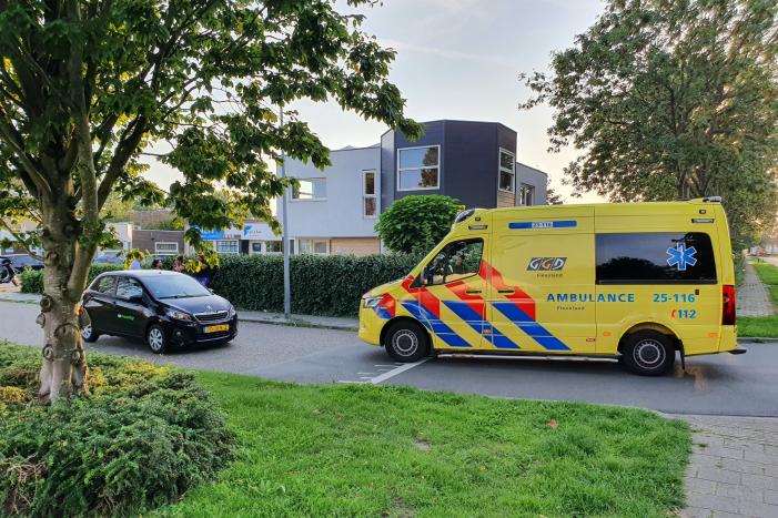 Auto en scooter botsen op elkaar