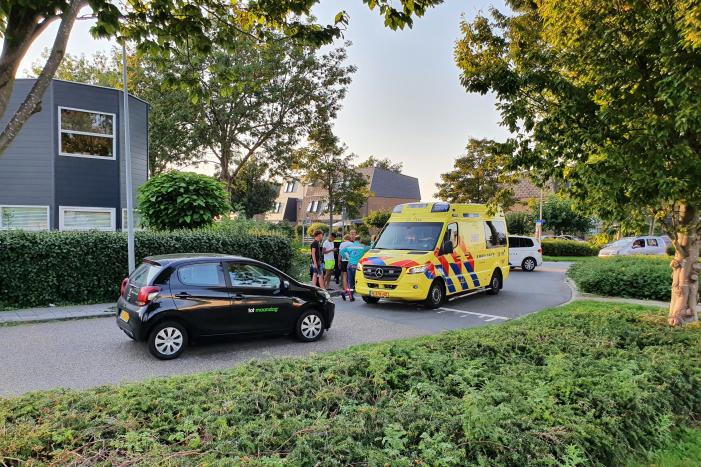 Auto en scooter botsen op elkaar