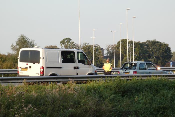 Bestelbus botst op personenauto