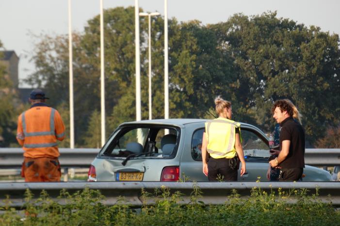 Bestelbus botst op personenauto