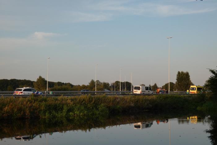 Bestelbus botst op personenauto