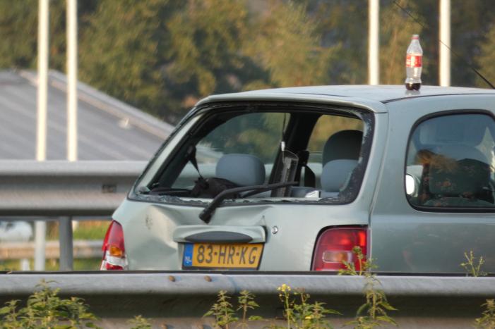 Bestelbus botst op personenauto