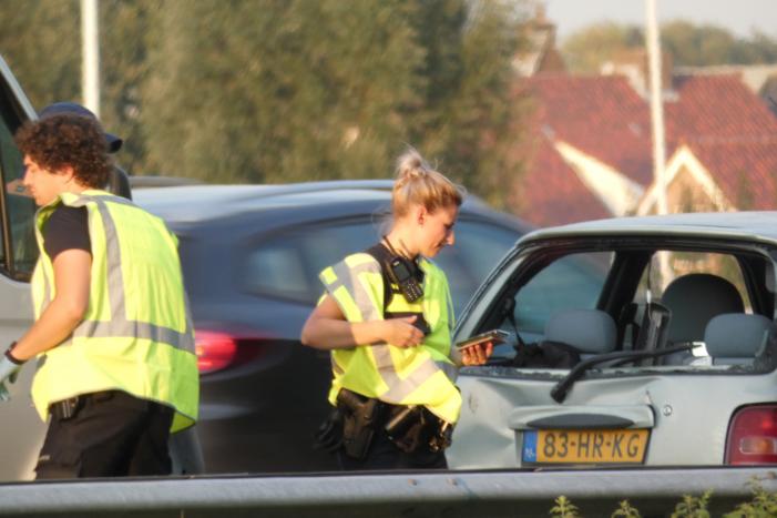 Bestelbus botst op personenauto