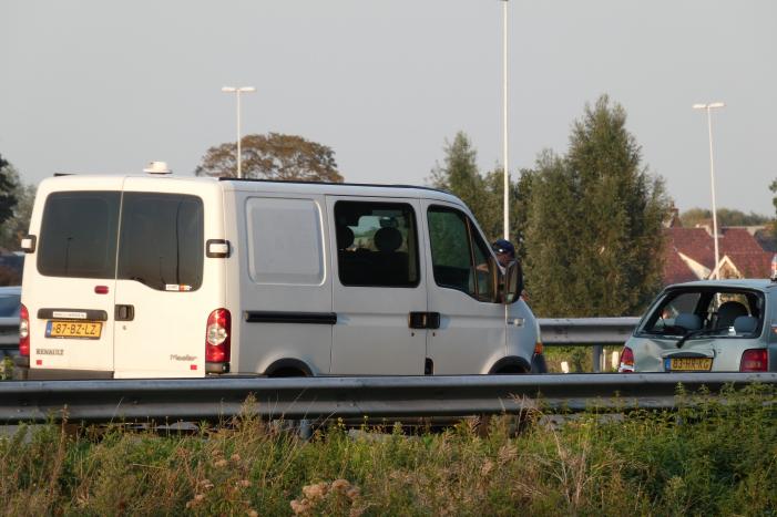 Bestelbus botst op personenauto