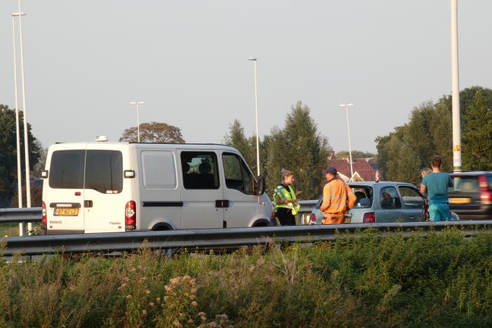 Bestelbus botst op personenauto