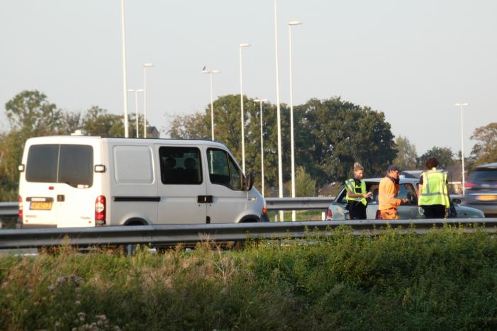 Bestelbus botst op personenauto