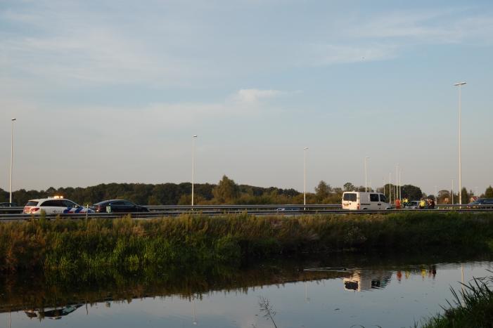 Bestelbus botst op personenauto