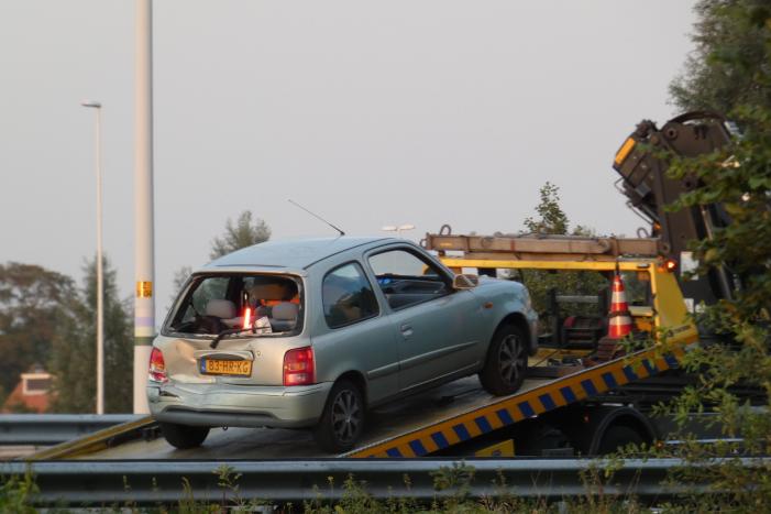 Bestelbus botst op personenauto