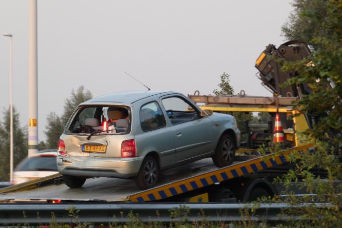Bestelbus botst op personenauto