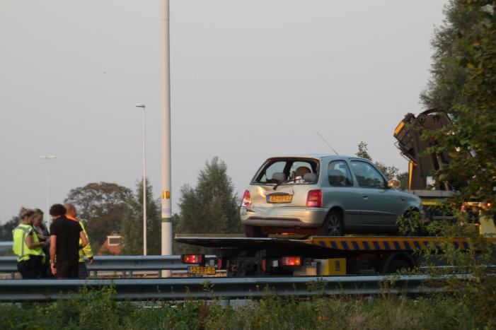 Bestelbus botst op personenauto