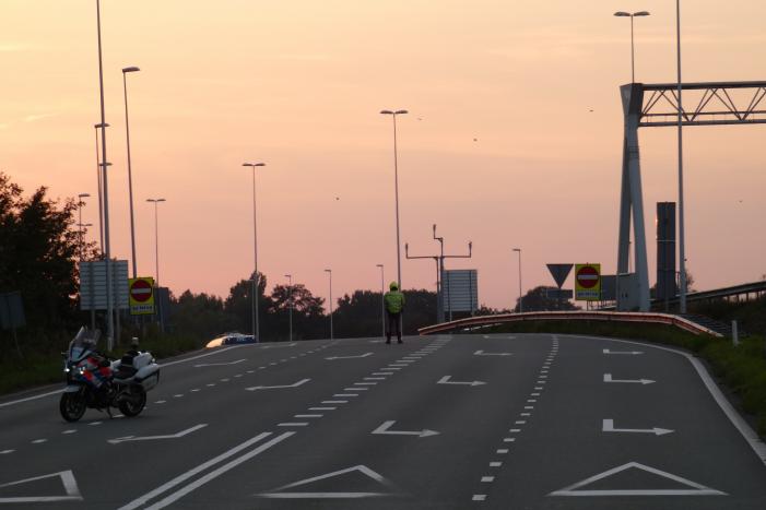 Bestelbus botst op personenauto