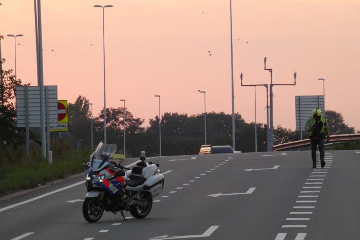 Bestelbus botst op personenauto