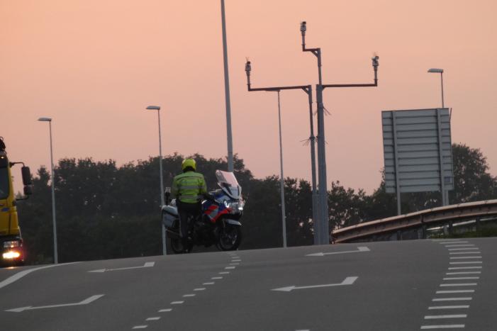 Bestelbus botst op personenauto