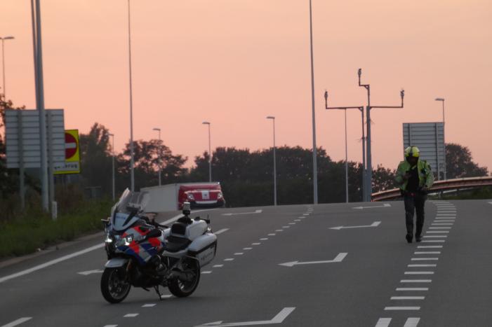 Bestelbus botst op personenauto