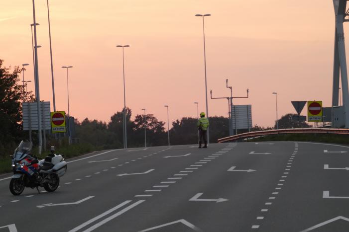 Bestelbus botst op personenauto