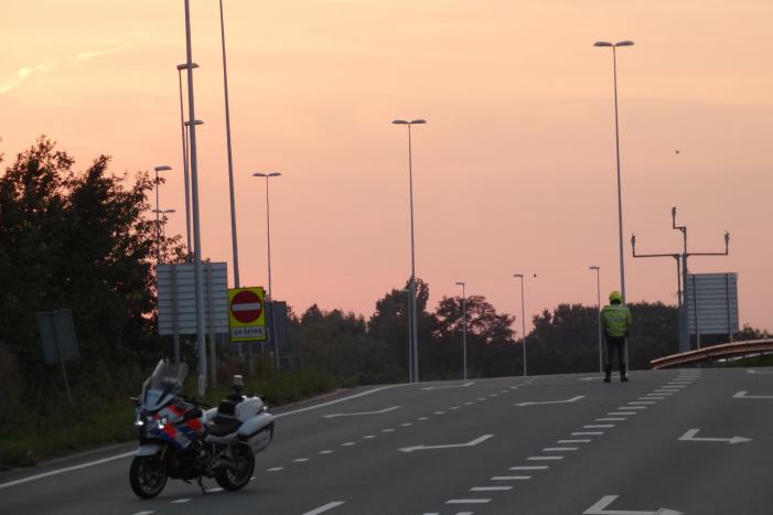 Bestelbus botst op personenauto