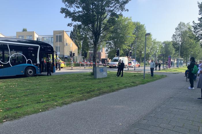 Jongedame gewond na aanrijding met stadsbus bij bushalte Parkwijk