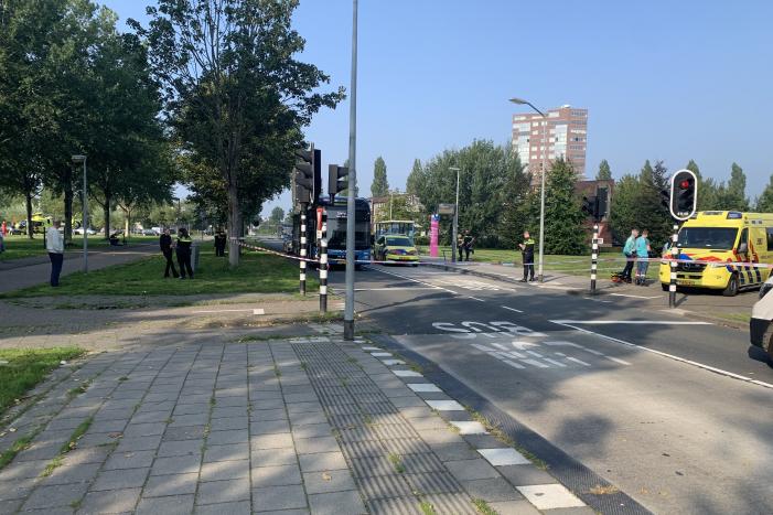 Jongedame gewond na aanrijding met stadsbus bij bushalte Parkwijk