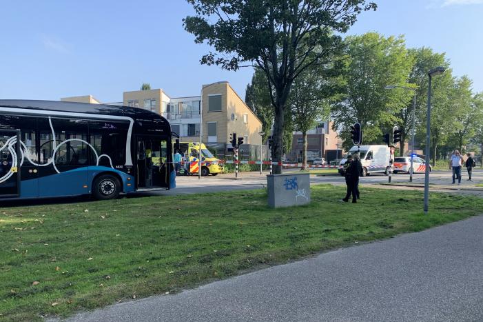 Jongedame gewond na aanrijding met stadsbus bij bushalte Parkwijk