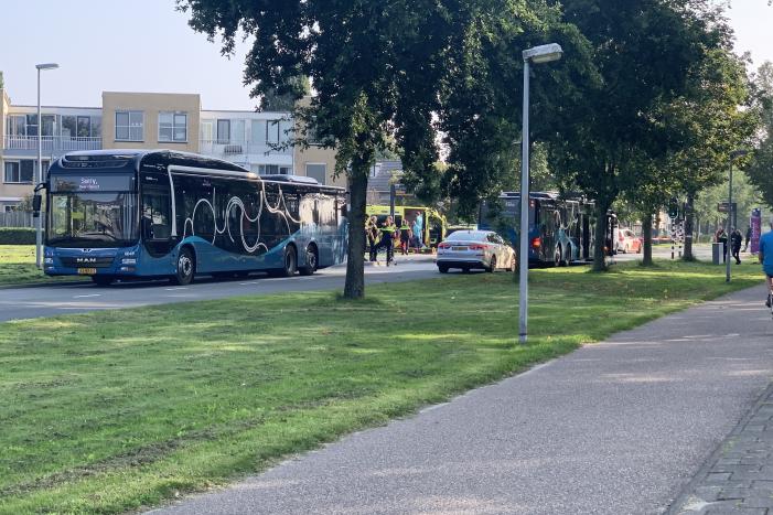 Jongedame gewond na aanrijding met stadsbus bij bushalte Parkwijk