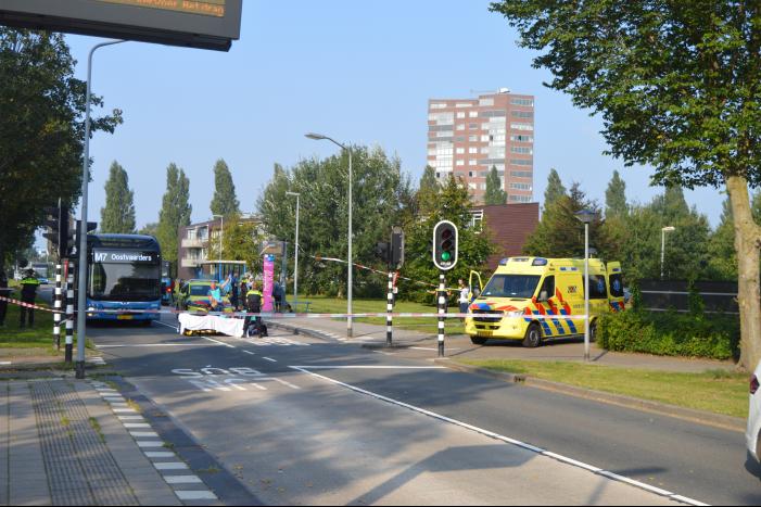 Jongedame gewond na aanrijding met stadsbus bij bushalte Parkwijk