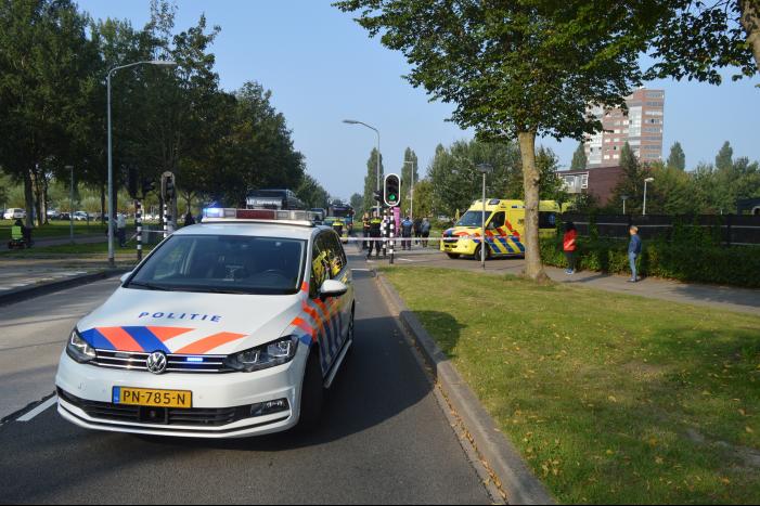 Jongedame gewond na aanrijding met stadsbus bij bushalte Parkwijk