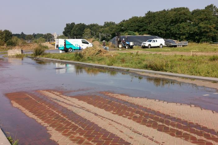 Waterballet nadat de waterleiding werd doorboord