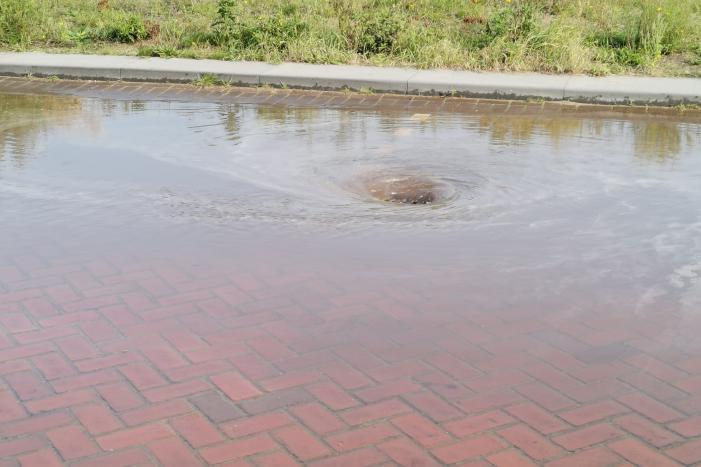 Waterballet nadat de waterleiding werd doorboord