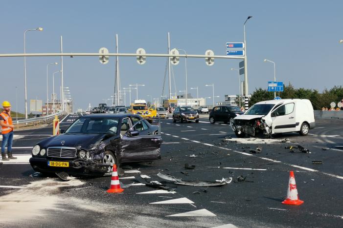 Forse schade bij verkeersongeval nieuwe afrit A12