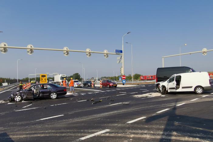 Forse schade bij verkeersongeval nieuwe afrit A12