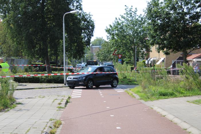 Overstekende fietsster geschept door auto
