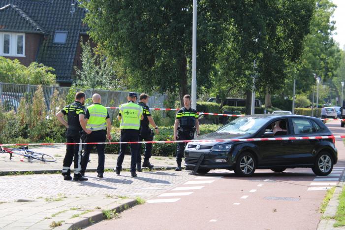 Overstekende fietsster geschept door auto