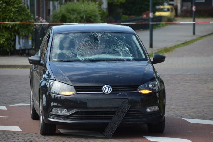 Overstekende fietsster geschept door auto