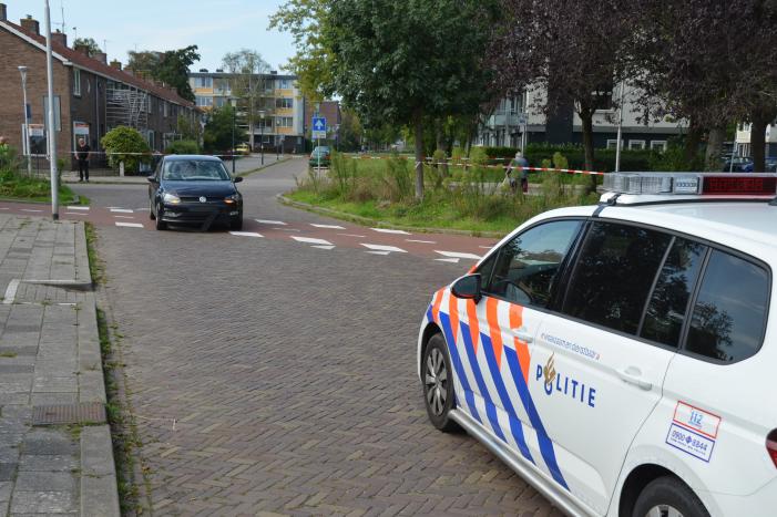 Overstekende fietsster geschept door auto