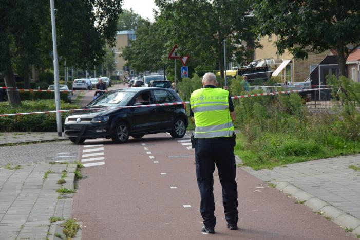 Overstekende fietsster geschept door auto