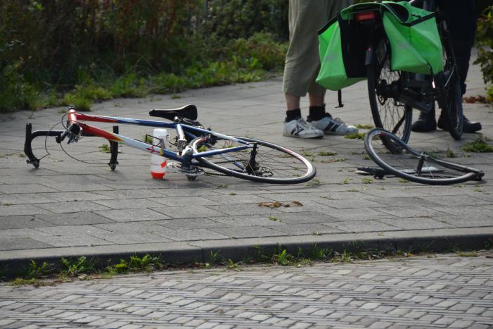 Overstekende fietsster geschept door auto